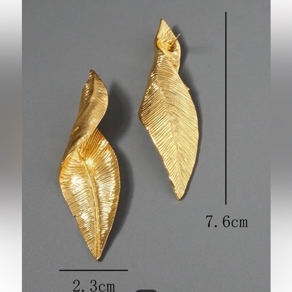 textured twisted large leaf statement earrings gold - Picture 5 of 6